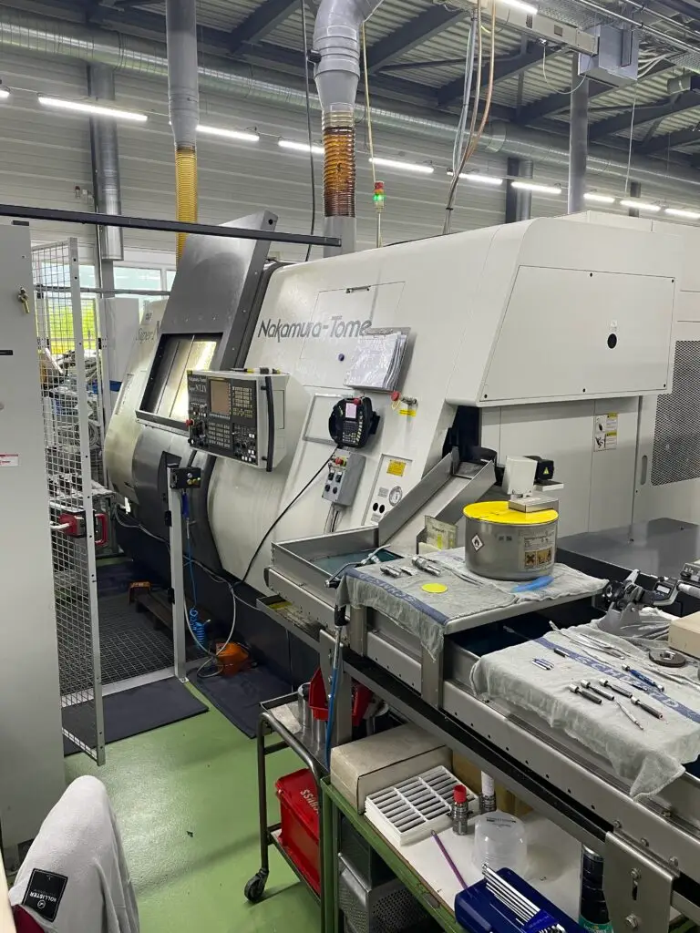 Nakamura NTJX mit Stäubli TX-200 Roboter - Bild 4