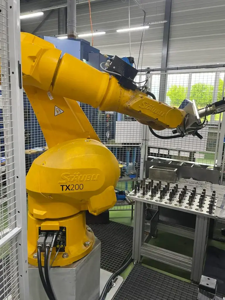 Nakamura NTJX mit Stäubli TX-200 Roboter - Bild 5