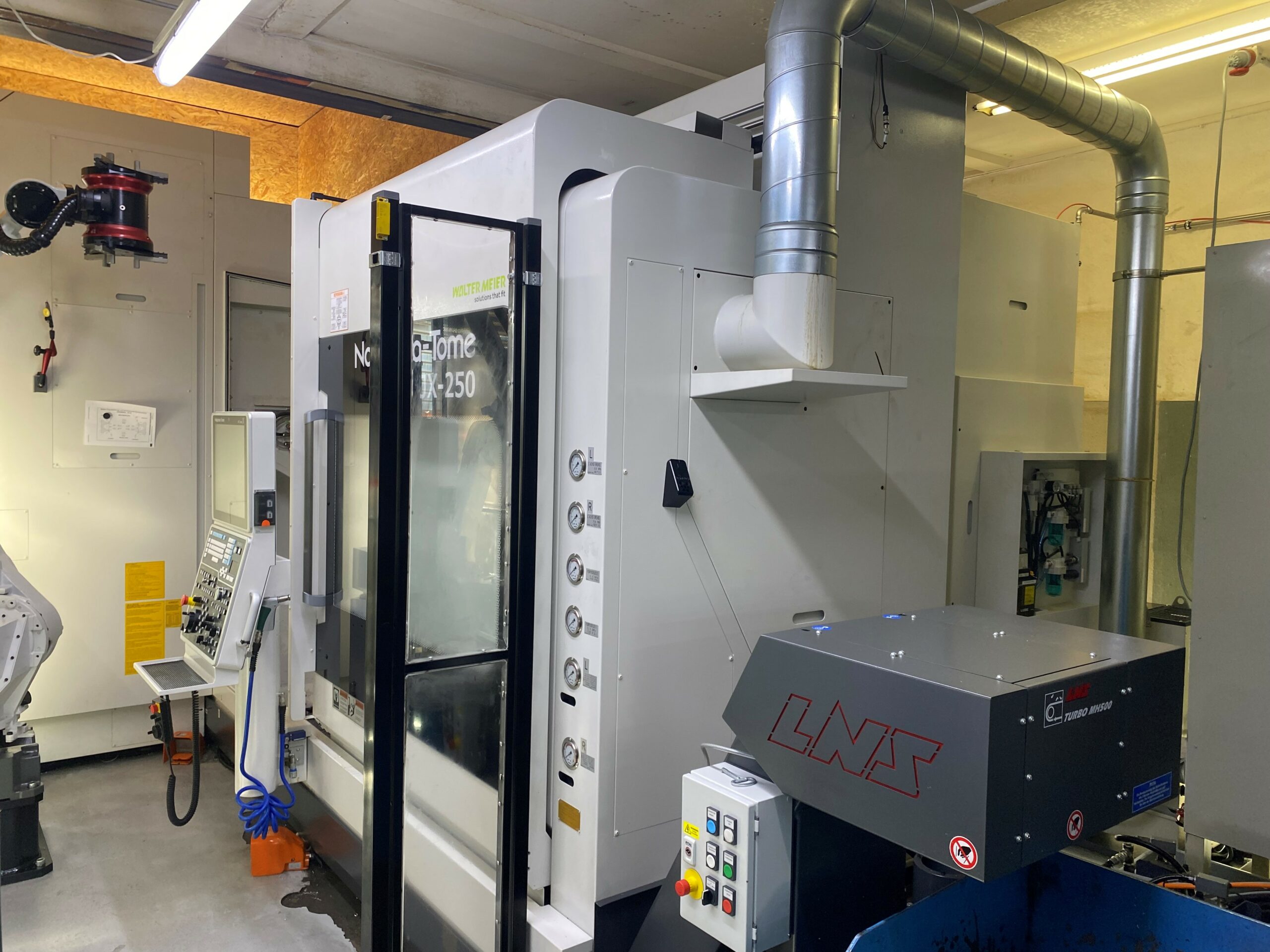 Nakamura JX-250 mit Robojob Tower